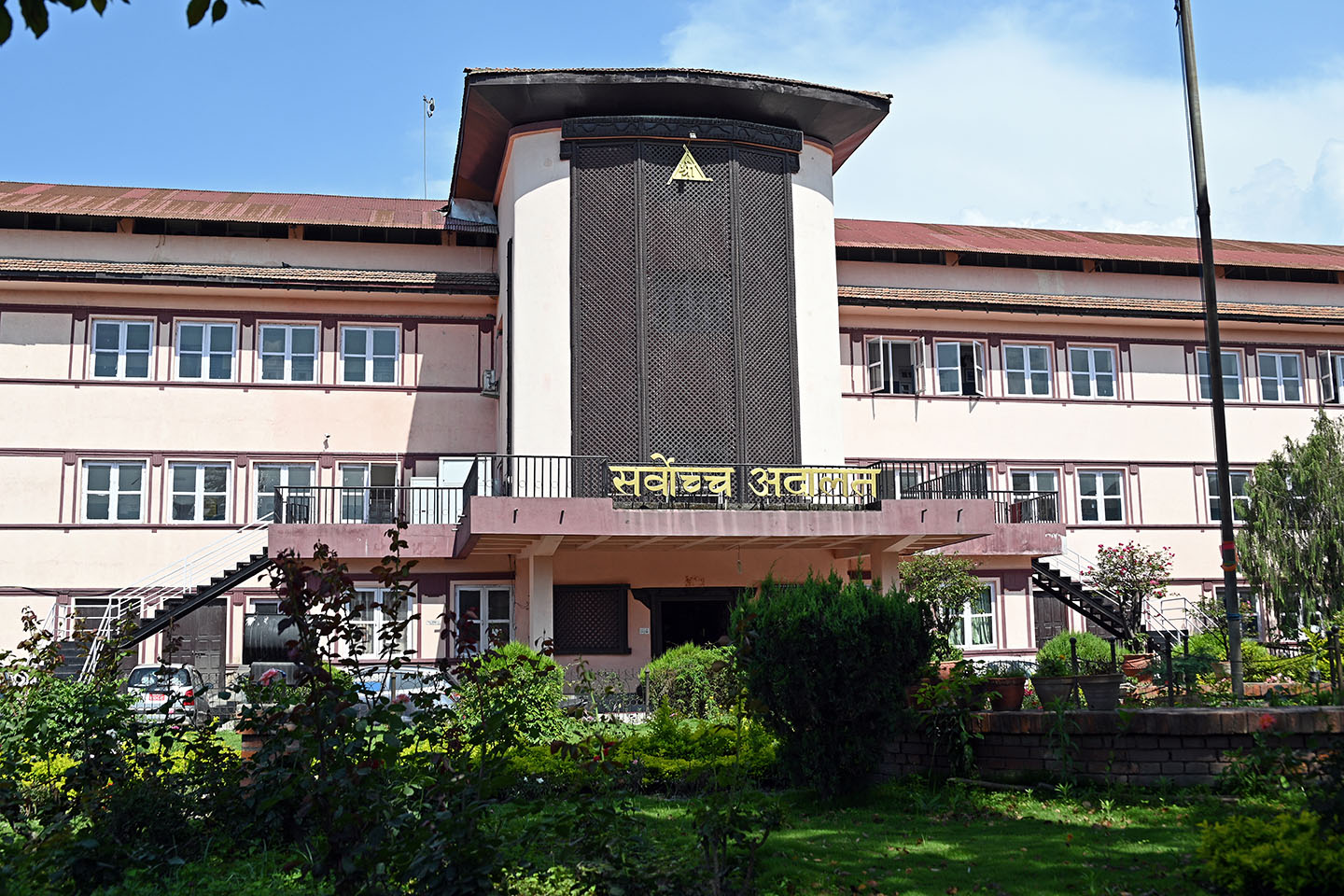 जनप्रतिनिधिले राजीनामा दिनुपर्ने व्यवस्था कायम राख्न माग गर्दै निर्वाचन आयोग पुग्यो सर्वोच्च